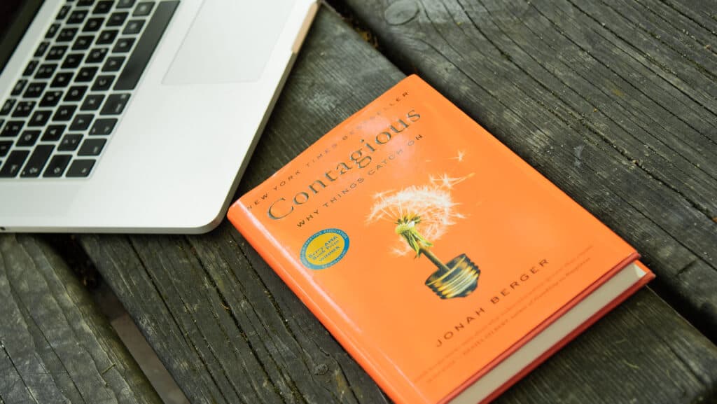 Adrain präsentiert seine Top 5 Marketing Bücher. Mit dabei: Contagious.